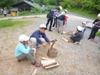 自然学校　薪割り