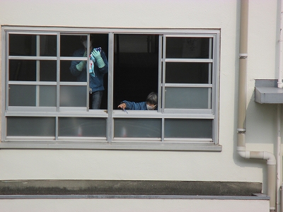 学校を美しく 窓のおそうじ 尼崎市立園田東小学校
